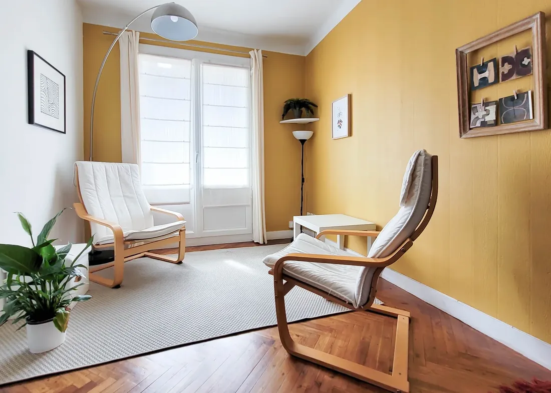 Le cabinet où je reçois à Rennes, avec deux fauteuils face à face
